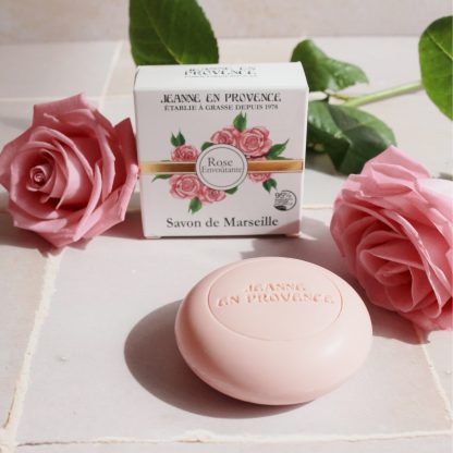 Savon de Marseille Rose Envoûtante Jeanne en Provence made in France avec roses autour