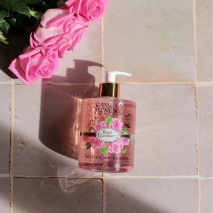 Gel lavant pour les mains à plat 500 ml gamme Lavande Gourmande Jeanne en Provence avec un bouquet de Rose