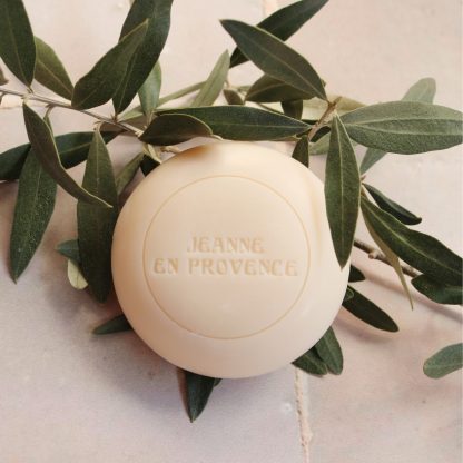 Savon de Marseille Divine Olive Jeanne en Provence made in France sur une branche d'olivier