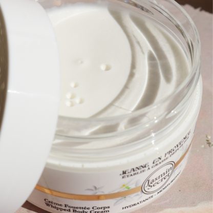 Visuel gros plan sur la crème fouettée corps Jasmin Secret Jeanne en Provence 150g made in France