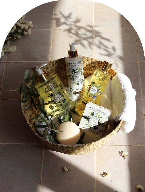 Composition de produits cosmétique Jeanne en Provence dans un panier en osier sous le soleil