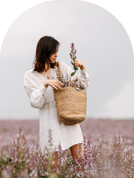 Femme se promenant dans un champ de lavande